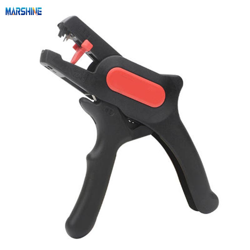 Каковы шаги по использованию автоматического устройства для зачистки проводов?