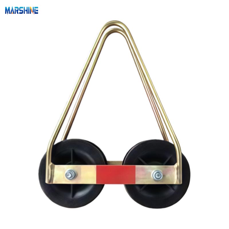 Монтажный ролик на двухкорпусной изолированной линии на оцинкованной стальной раме